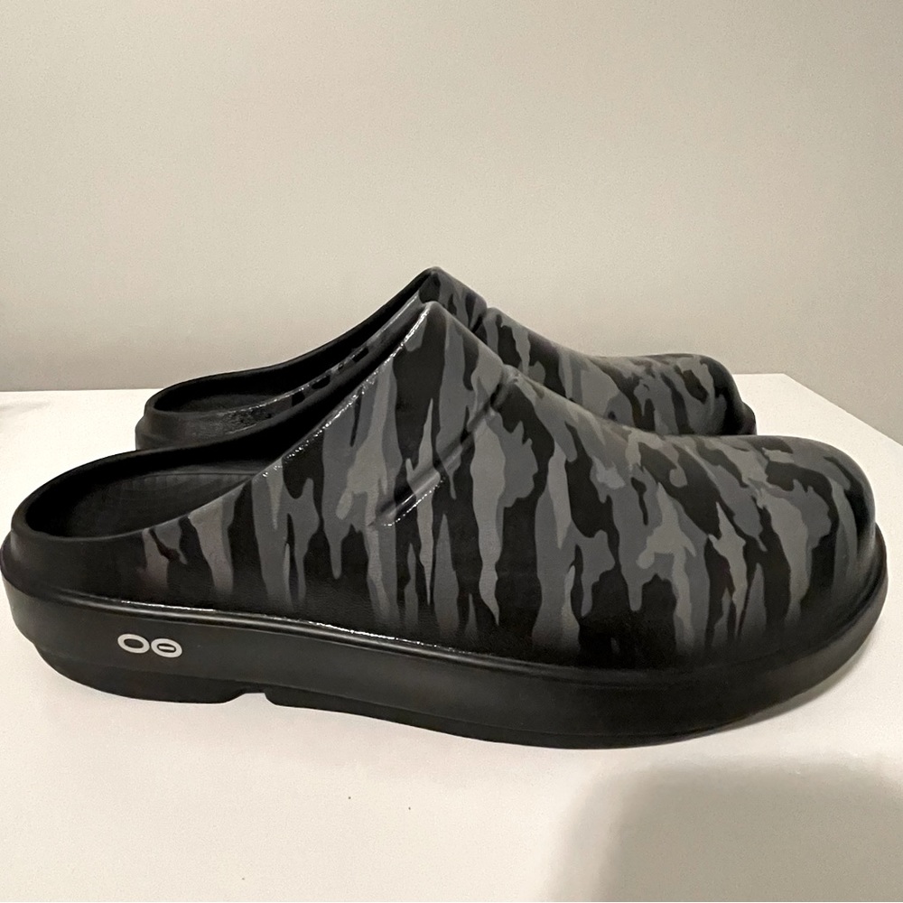 NWOT Oofos Grey and Black Camo OOClog clogs, limited edition, Men's 7, Women's 9